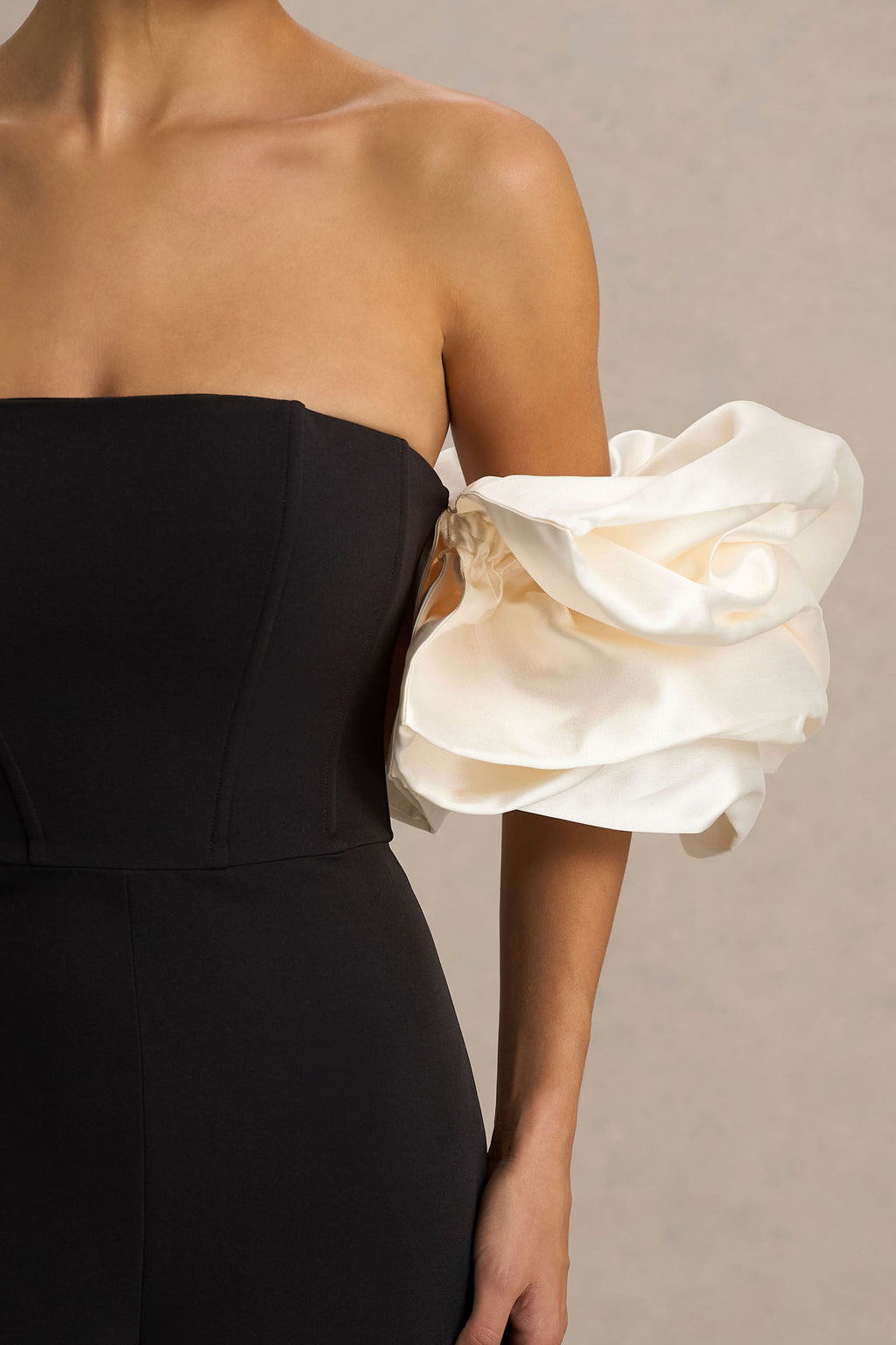Panama | Mono Negro con Escote Bardot y Mangas Abullonadas en Crema