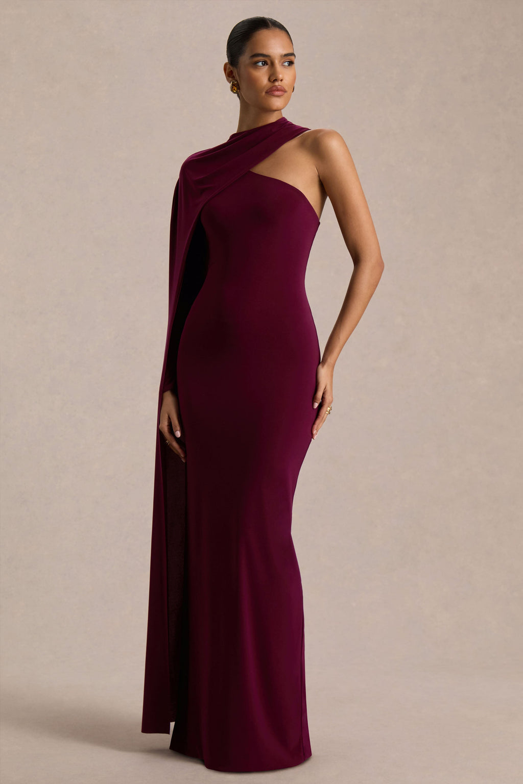 Dawn | Vestido largo burdeos con escote asimétrico y manga tipo capa