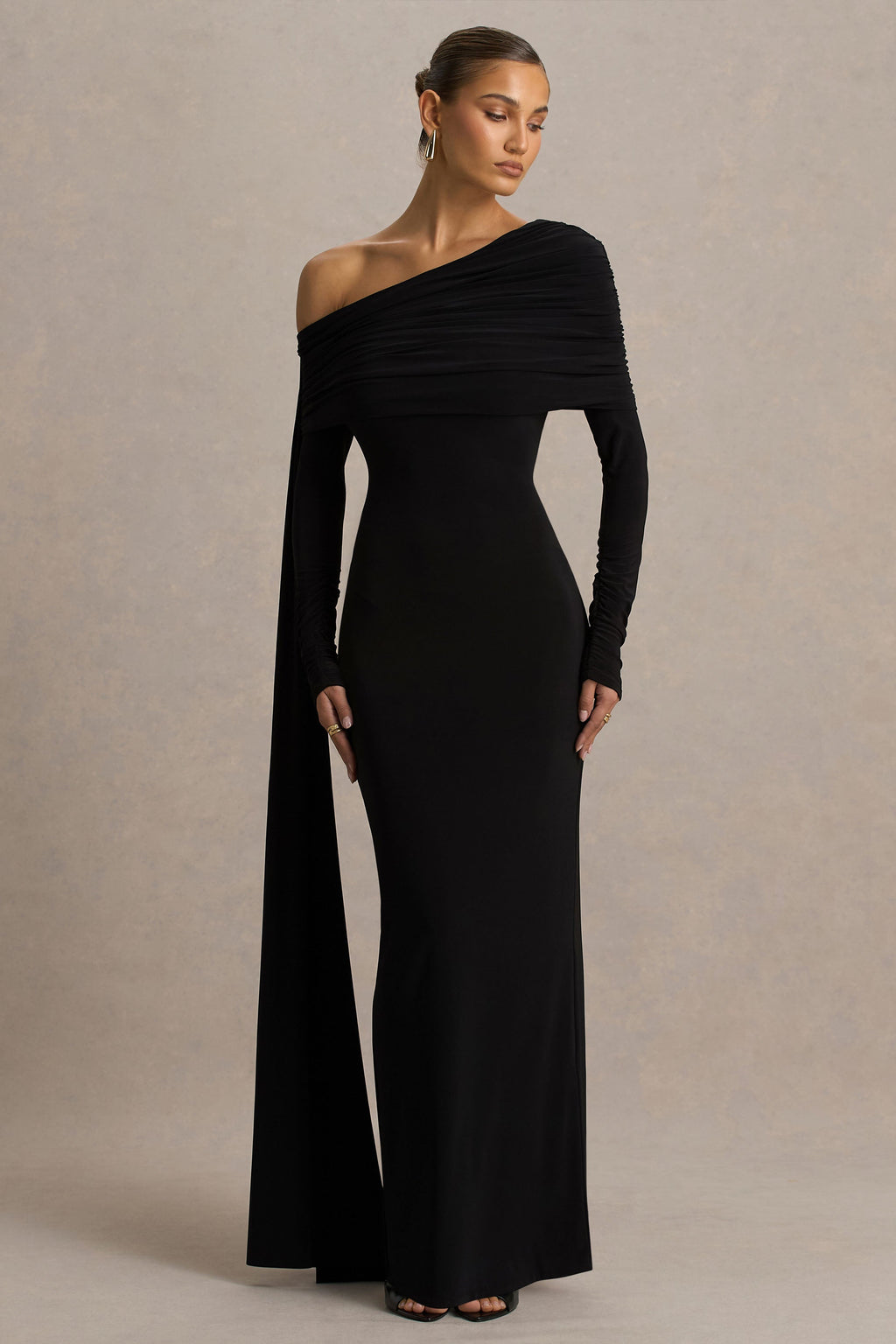 Octavia | Vestido largo negro con escote Bardot, capa y detalles fruncidos