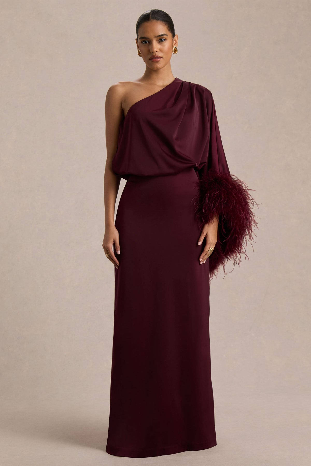 Felicity | Vestido Largo Burdeos de Satén con Escote Asimétrico, Plumas y Detalles Fruncidos