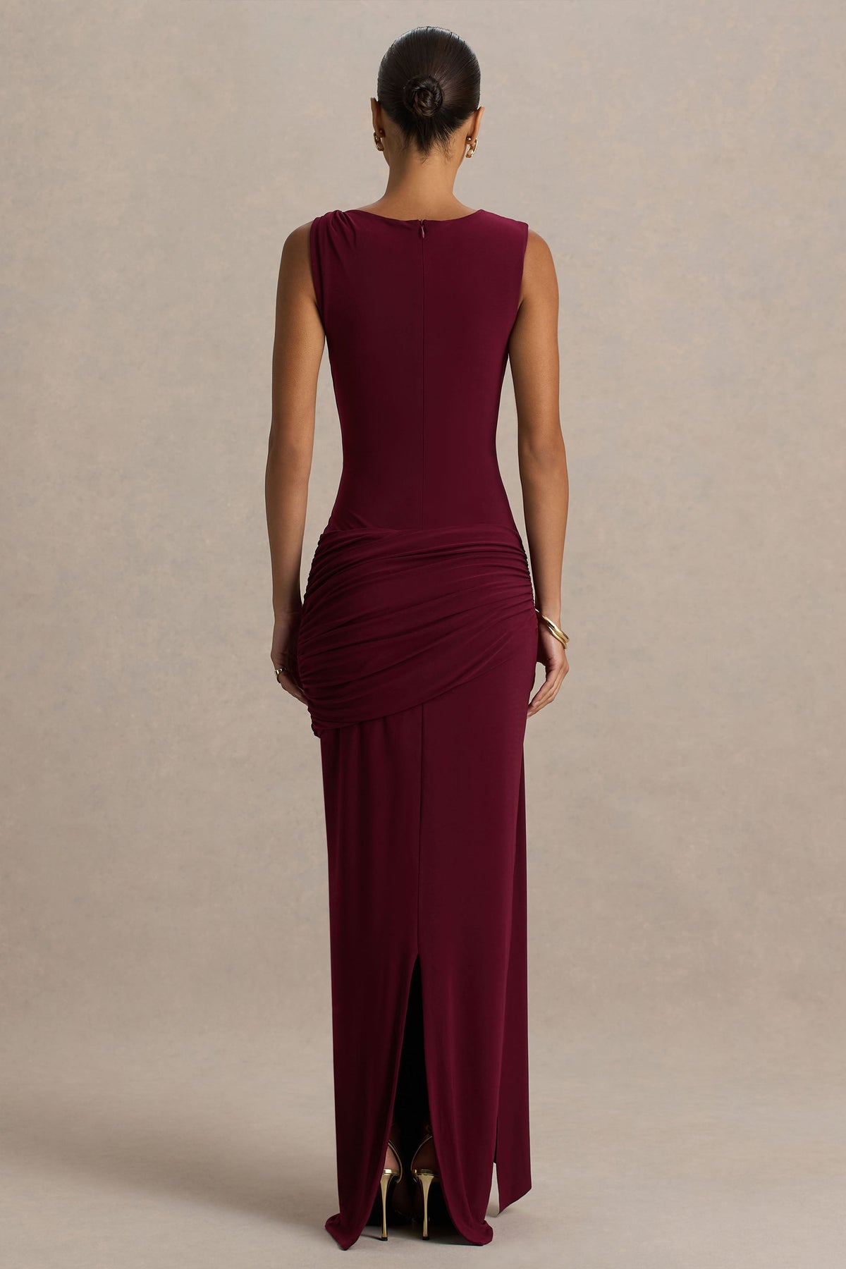 Decadence | Vestido largo burdeos de cuello alto con manga retorcida y detalle de lazo