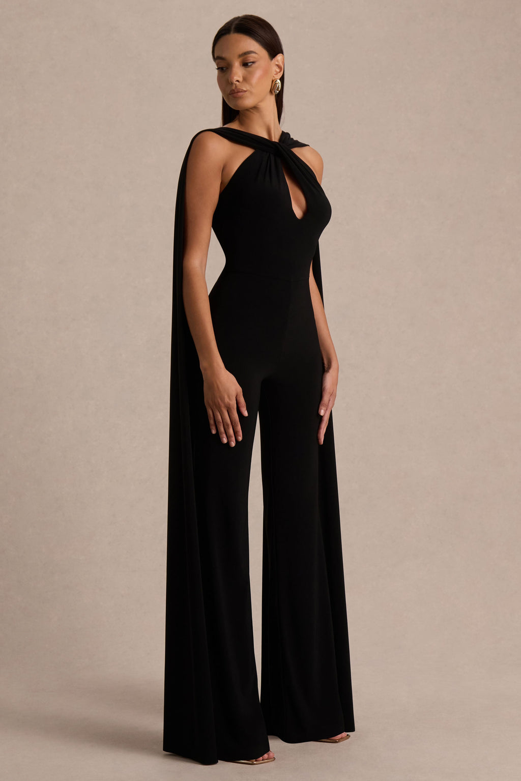 Mindy | Mono negro con escote halter y capa