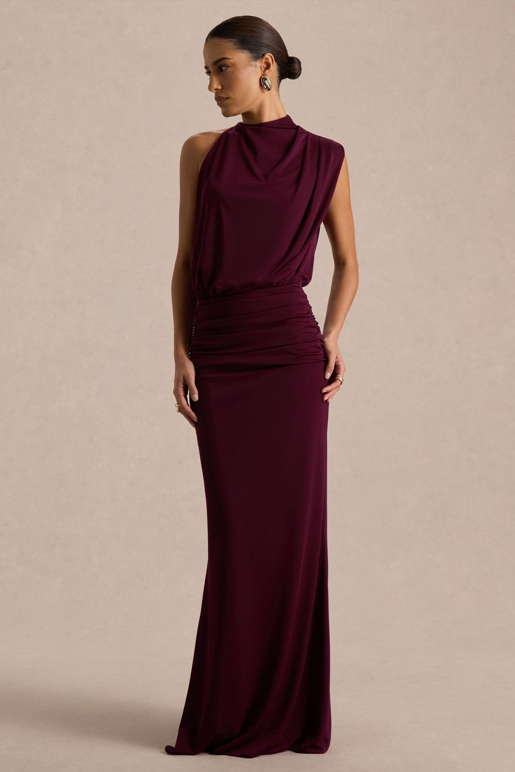 Umaira | Vestido largo burdeos fruncido con cuello alto y detalle drapeado