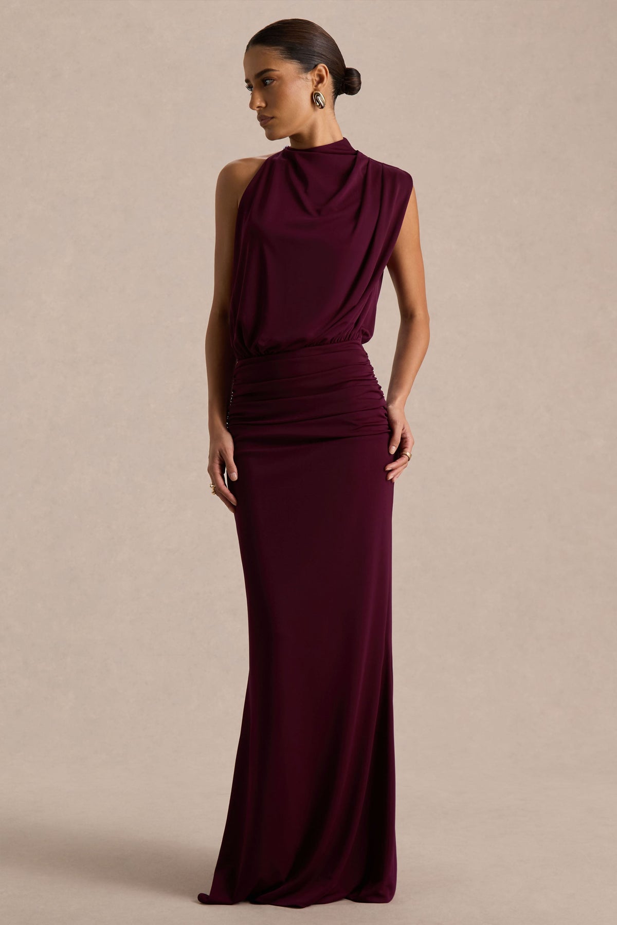 Umaira | Vestido largo burdeos fruncido con cuello alto y detalle drapeado