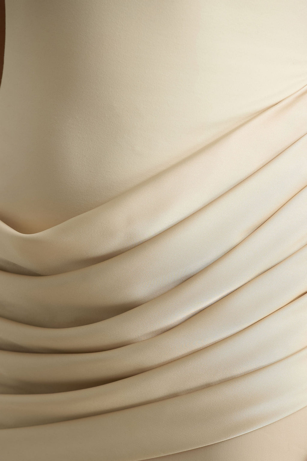 Akari | Vestido largo color crema de cuello redondo con falda de satén