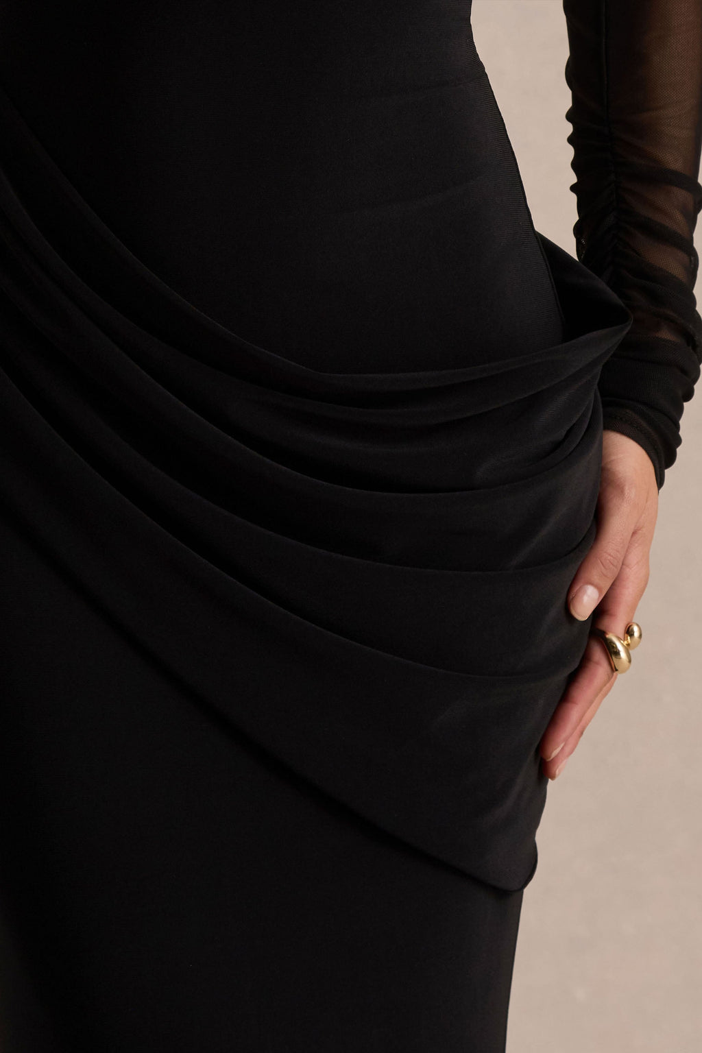 Deema | Vestido largo negro de punto con cuello alto, manga larga y fruncido