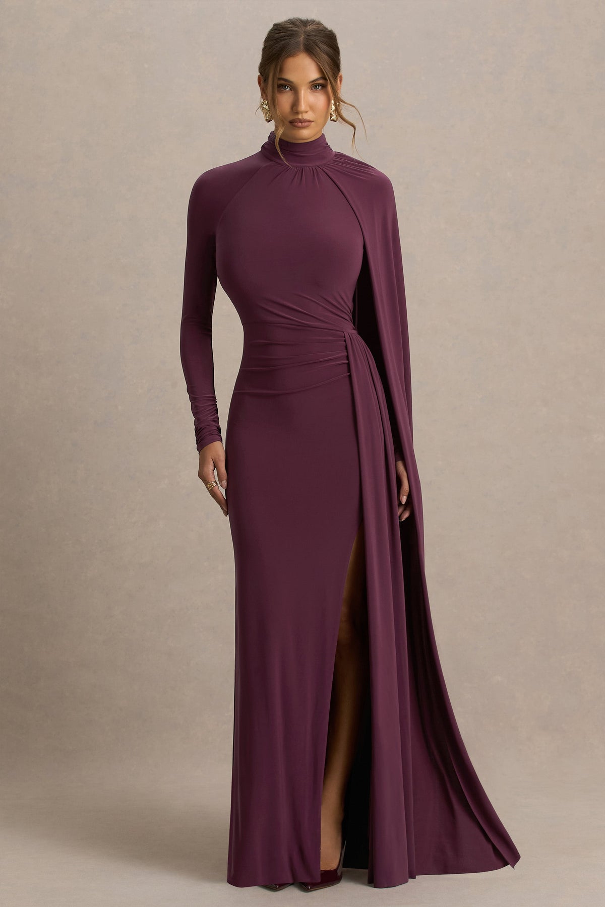 Anticipation | Vestido largo burdeos con mangas largas y detalle de capa y fruncidos