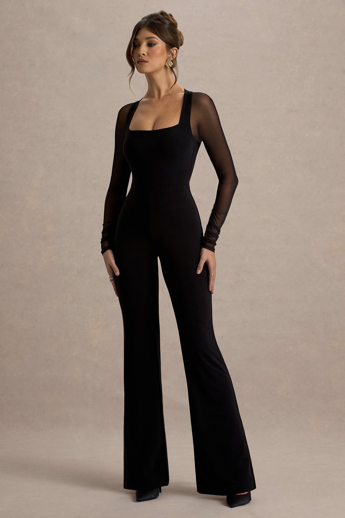 En camino | Mono negro de pierna acampanada con mangas transparentes
