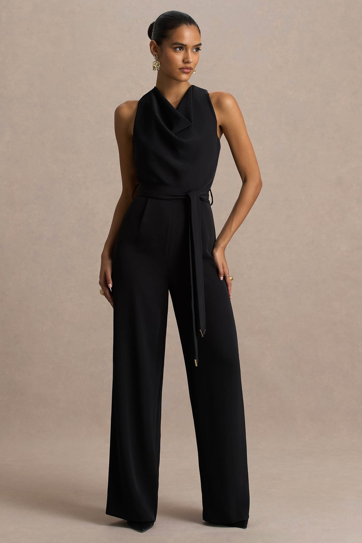 Corina | Mono negro con cuello halter y detalle de lazo
