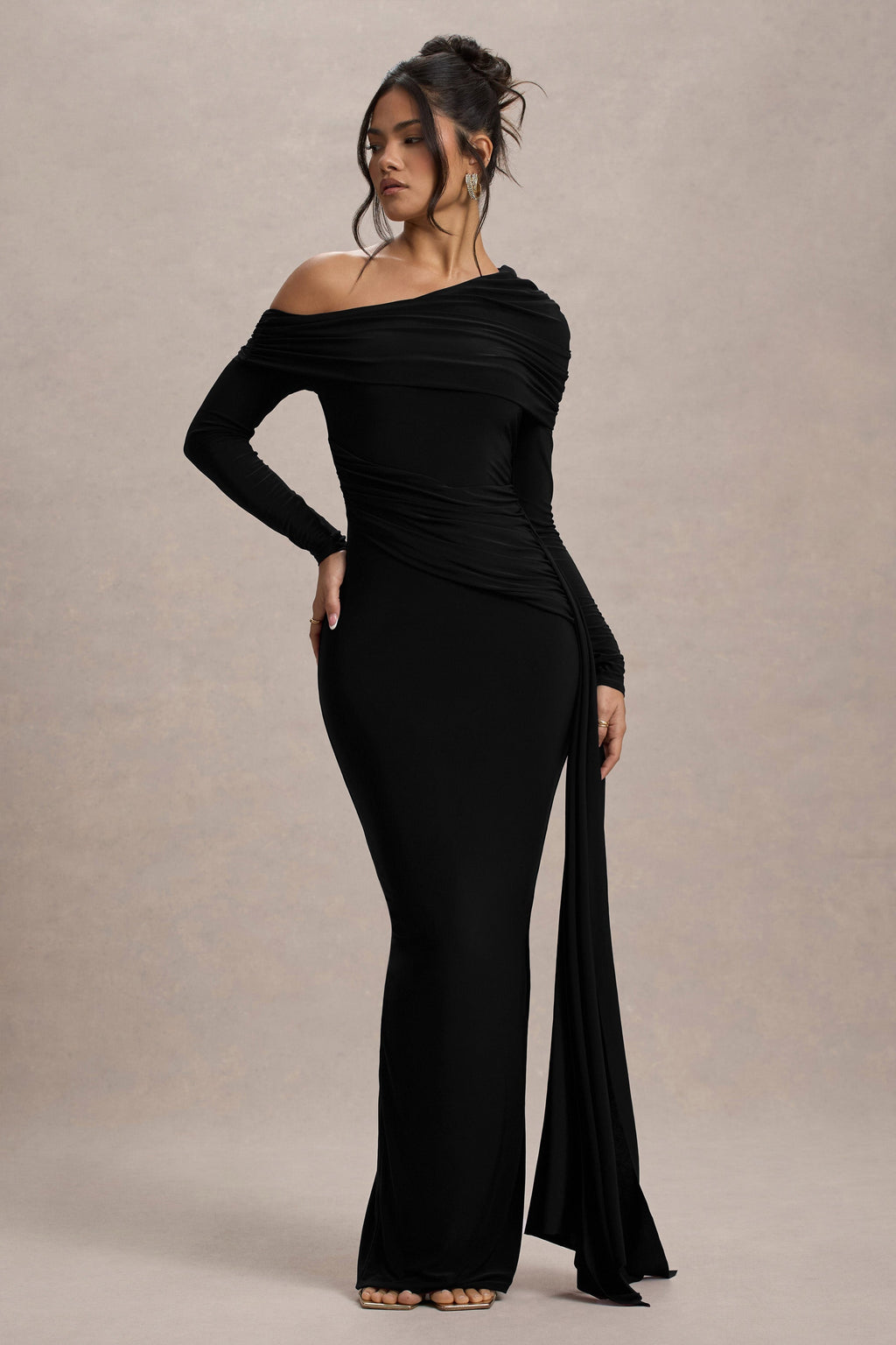 Valina | Vestido largo negro con escote asimétrico y drapeado