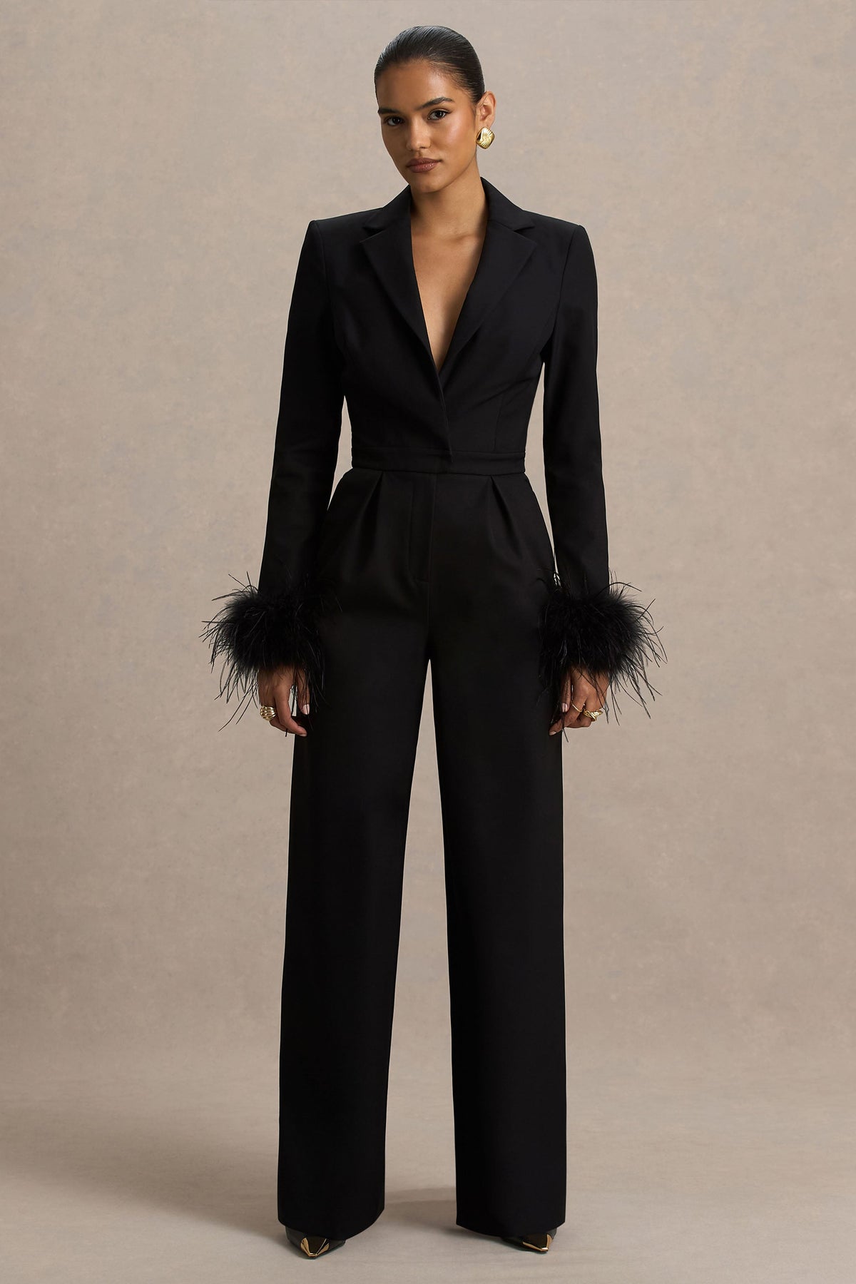 Lissy | Mono negro con escote en V y mangas adornadas con plumas