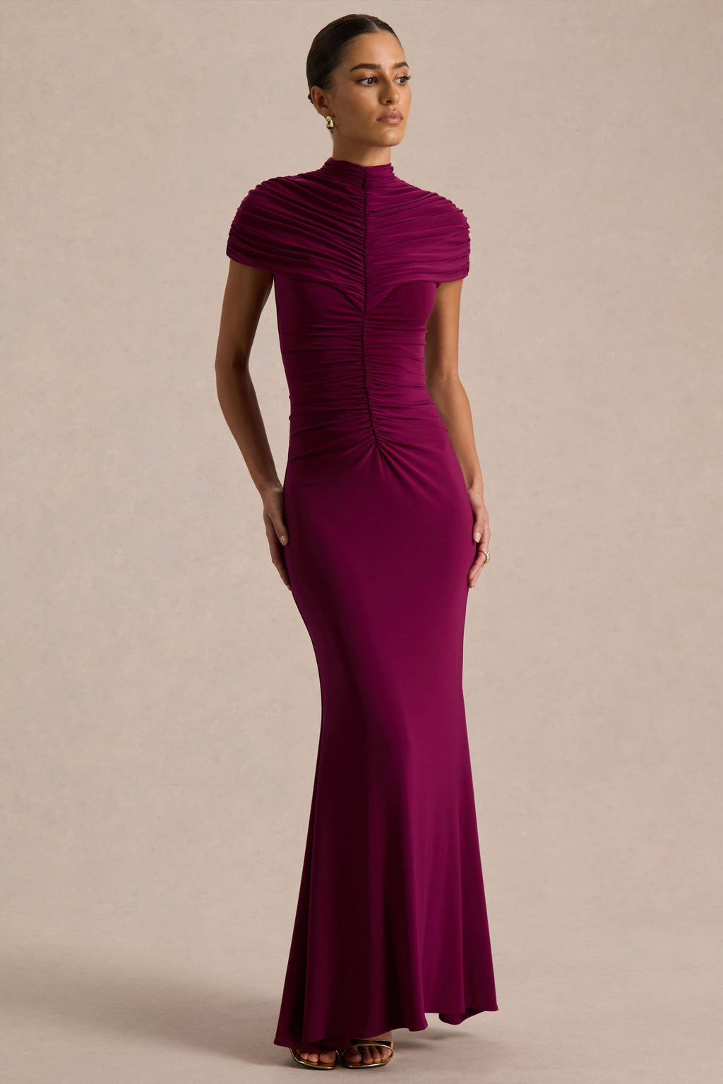Azaria | Vestido largo burdeos de cuello alto con detalles fruncidos