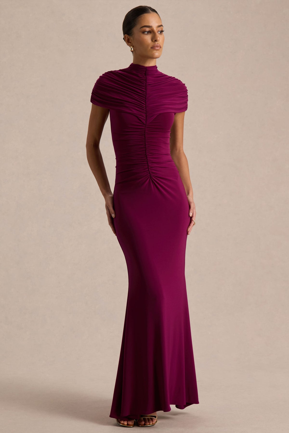 Azaria | Vestido largo burdeos de cuello alto con detalles fruncidos