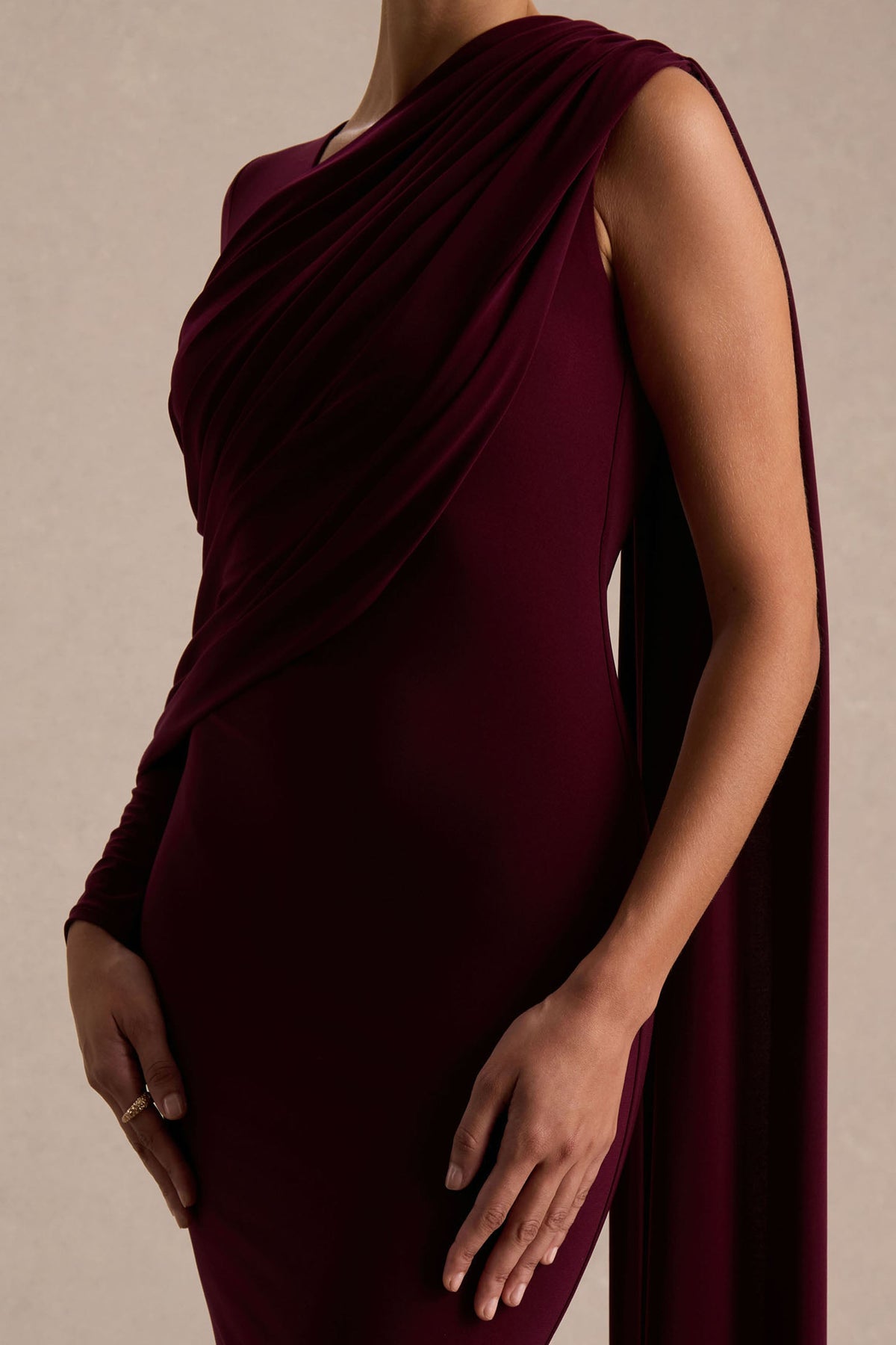 Rubelle | Vestido largo burdeos con escote asimétrico y detalle drapeado
