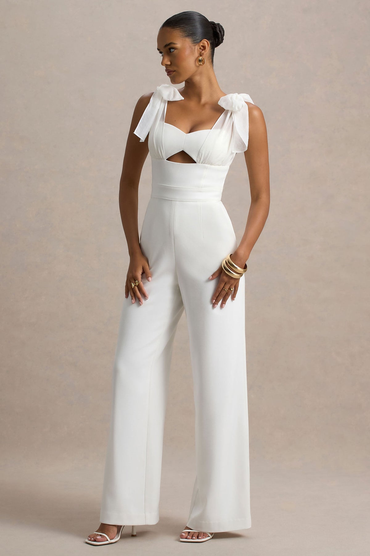 Claudelle | Mono blanco de pierna acampanada con tirantes de lazo de organza