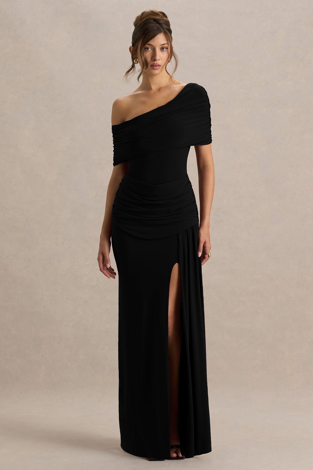 Dynasty | Vestido largo negro con escote asimétrico, detalles fruncidos y abertura alta frontal