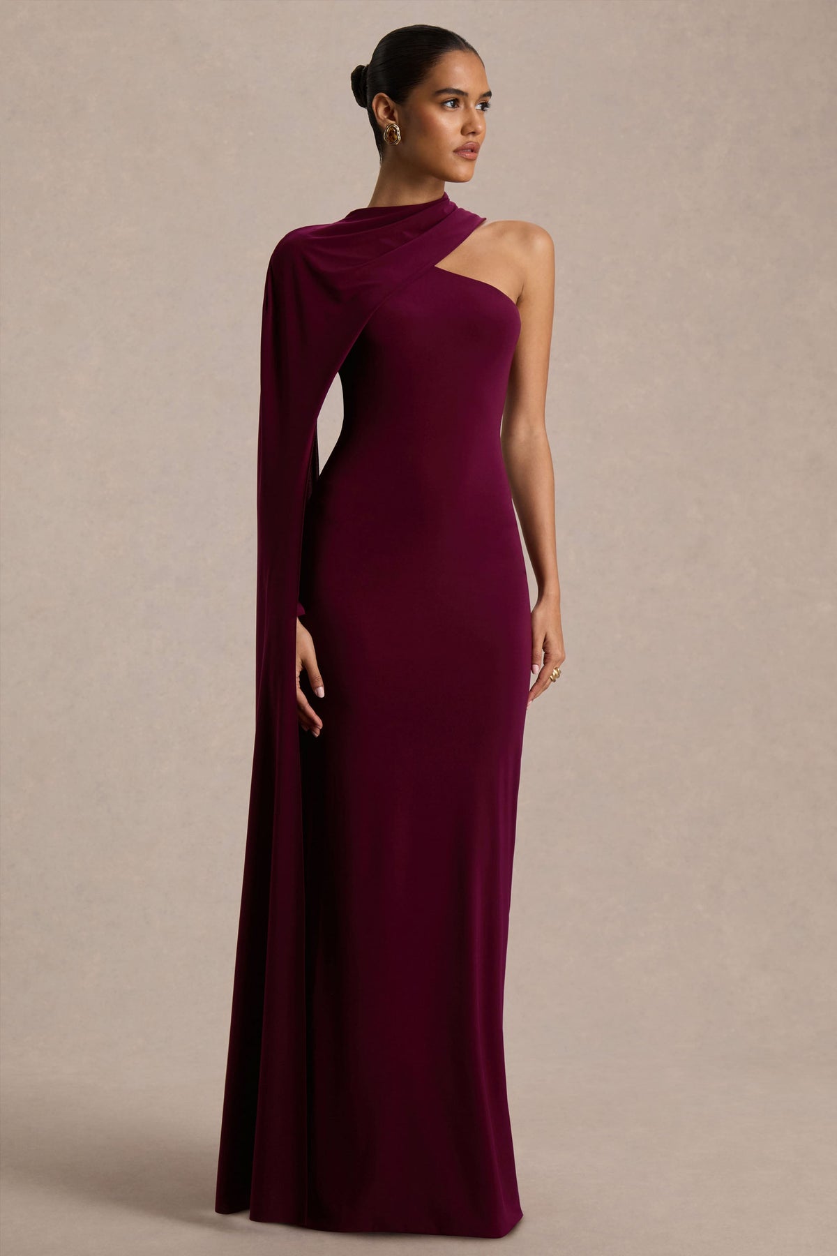 Dawn | Vestido largo burdeos con escote asimétrico y manga tipo capa