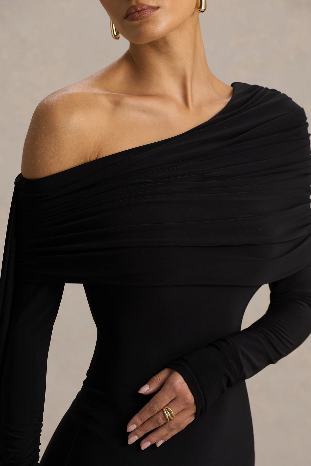 Octavia | Vestido largo negro con escote Bardot, capa y detalles fruncidos