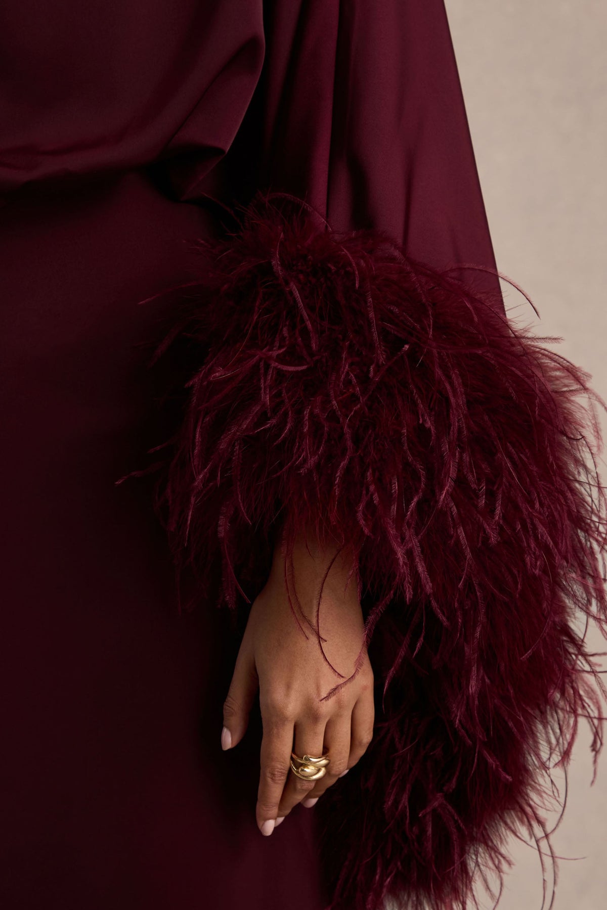 Felicity | Vestido Largo Burdeos de Satén con Escote Asimétrico, Plumas y Detalles Fruncidos