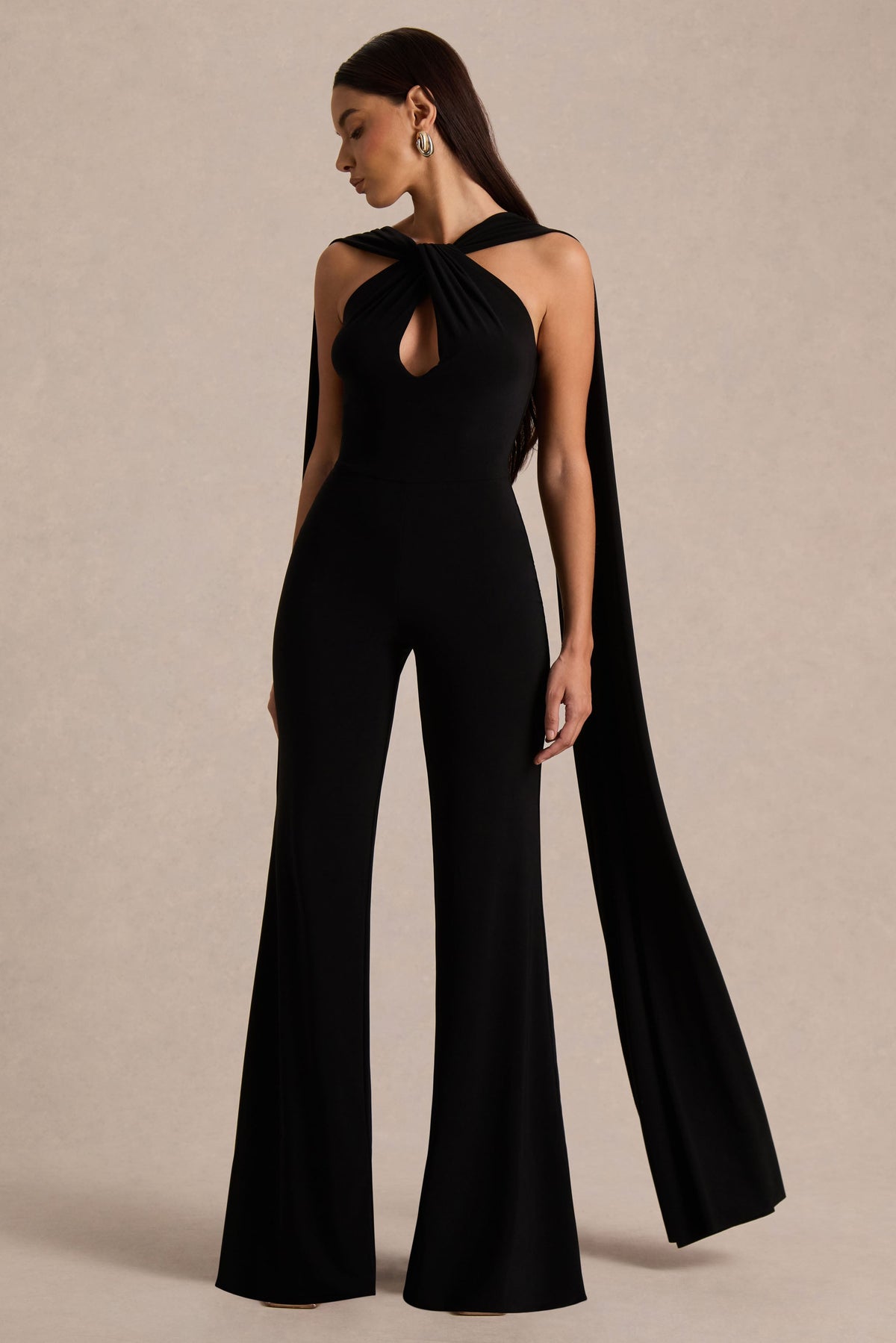 Mindy | Mono negro con escote halter y capa