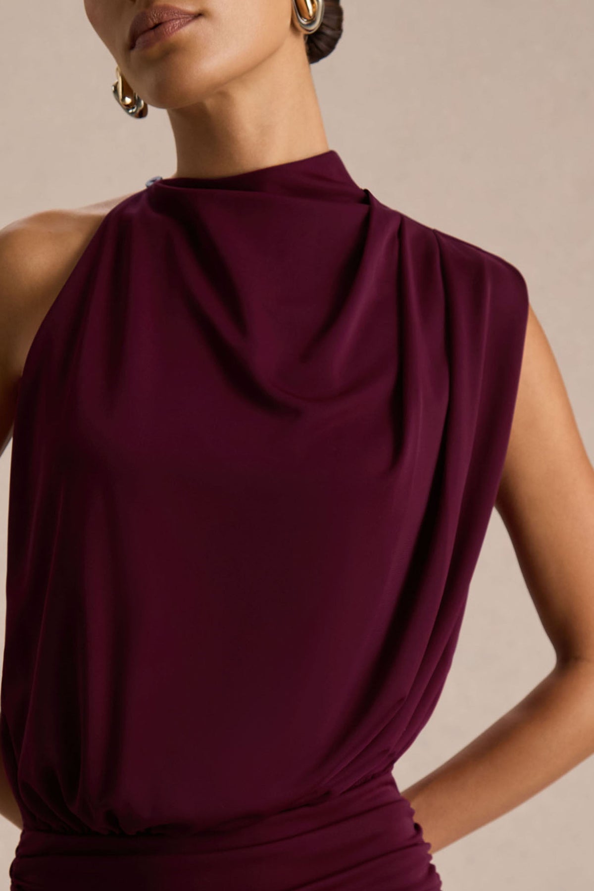 Umaira | Vestido largo burdeos fruncido con cuello alto y detalle drapeado