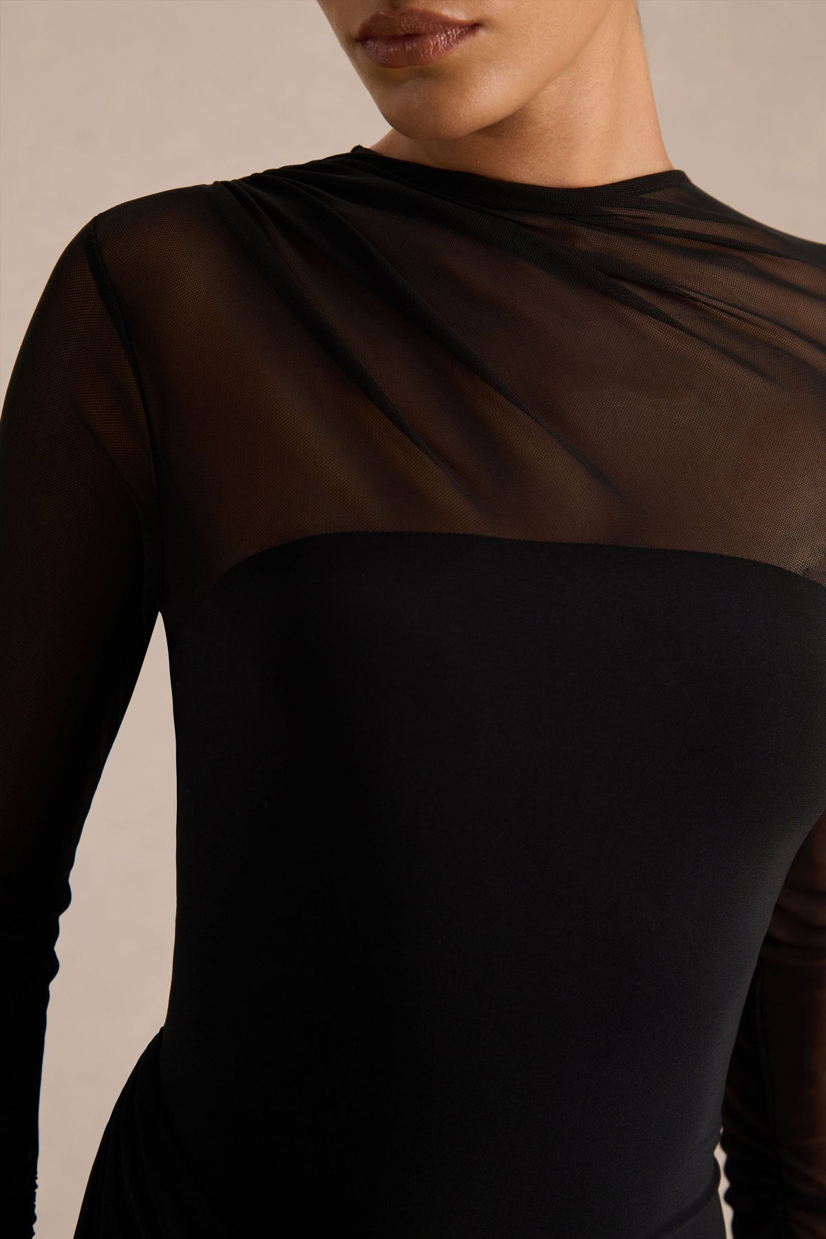 Deema | Vestido largo negro de punto con cuello alto, manga larga y fruncido