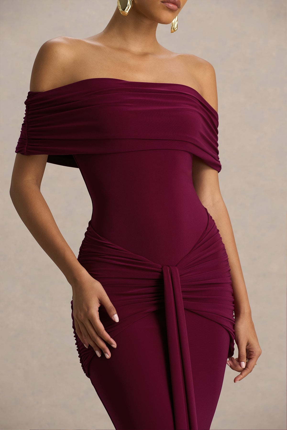 Envisioned | Vestido largo burdeos con escote Bardot y detalles fruncidos y drapeados