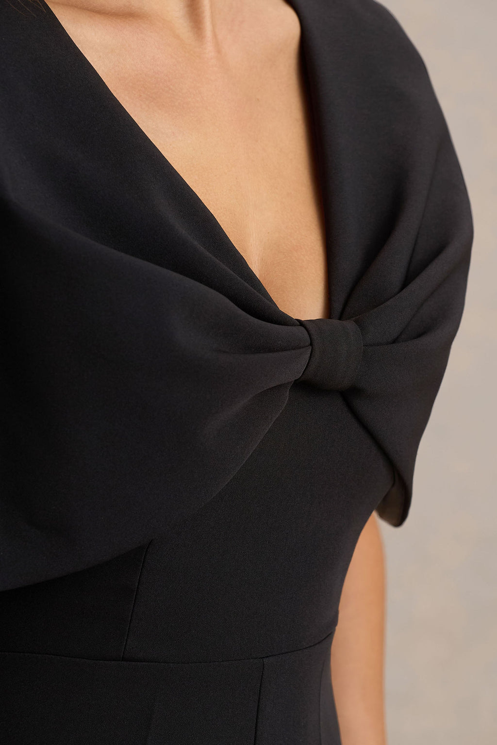 Vivid | Mono negro con escote pronunciado y detalle de lazo