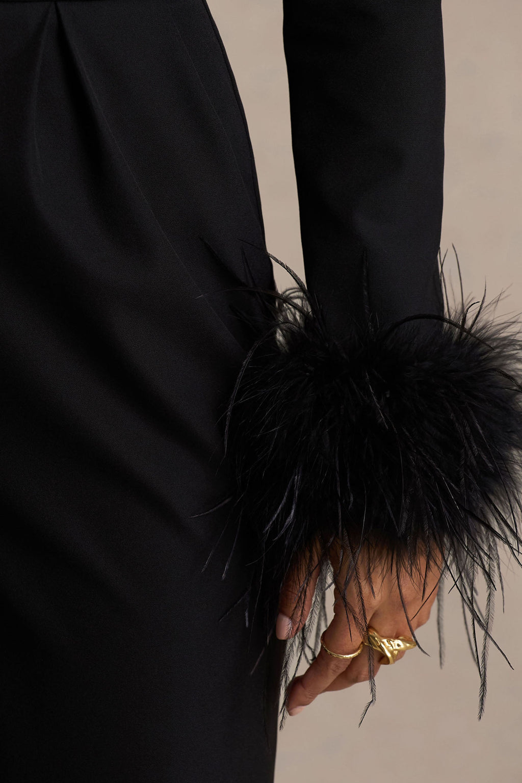 Lissy | Mono negro con escote en V y mangas adornadas con plumas