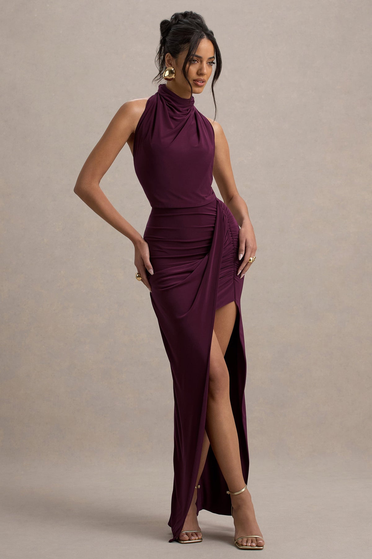 Hayden | Vestido largo en burdeos con silueta drapeada y abertura en la pierna