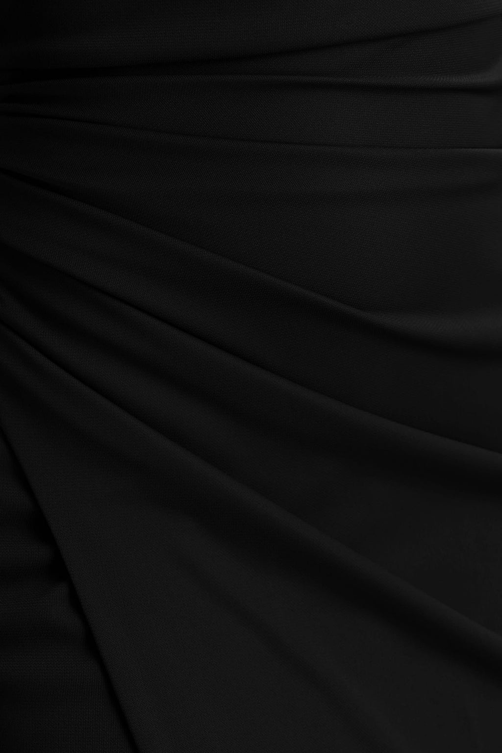 Lola | Vestido largo asimétrico negro con detalles fruncidos y abertura frontal alta
