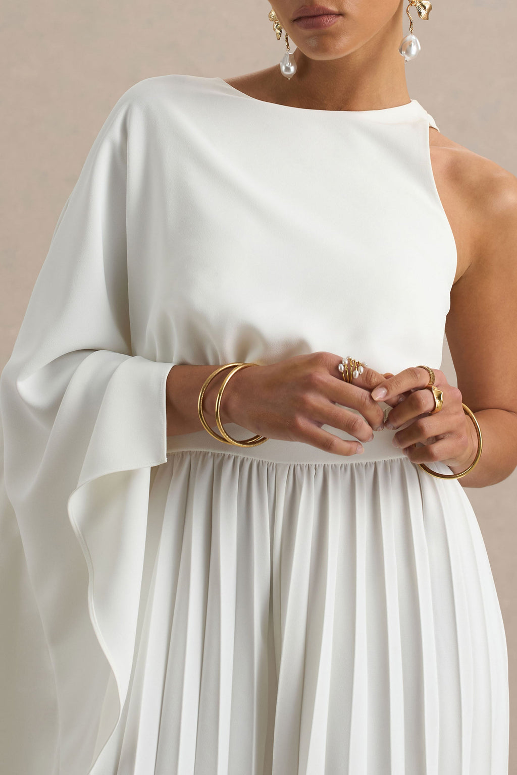 Paradise | Mono blanco con detalle de lazada en el cuello y manga tipo capa