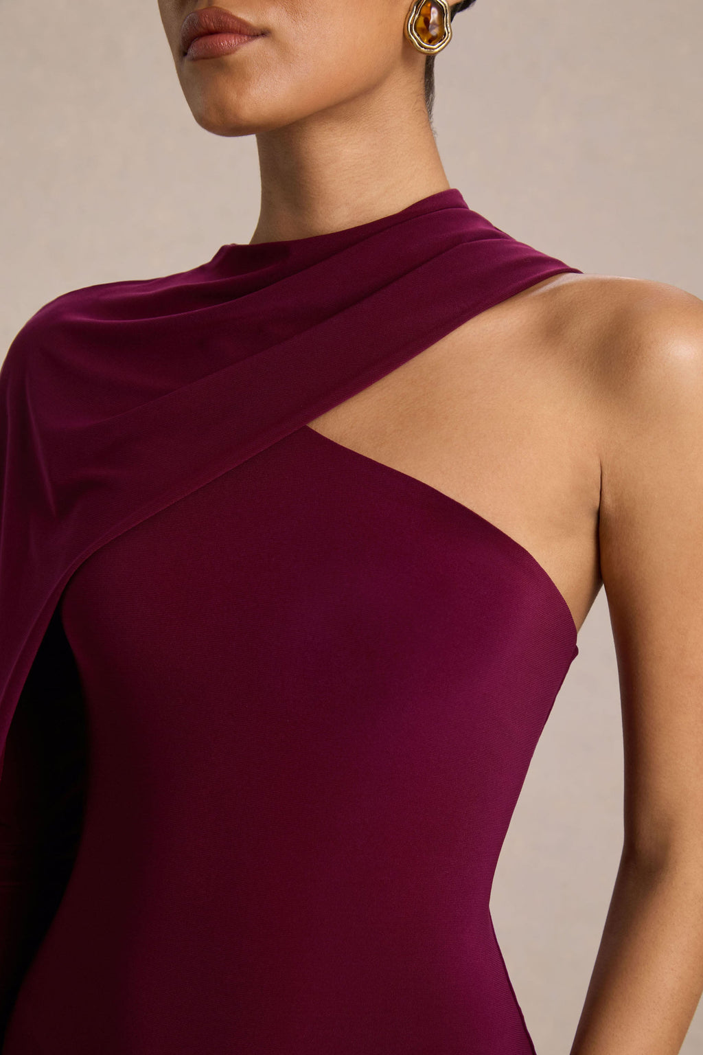 Dawn | Vestido largo burdeos con escote asimétrico y manga tipo capa