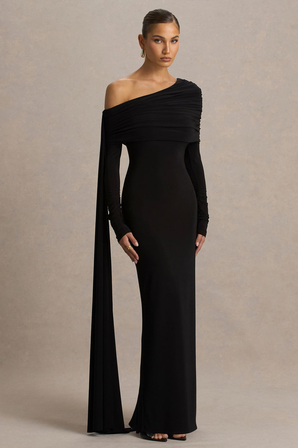 Octavia | Vestido largo negro con escote Bardot, capa y detalles fruncidos