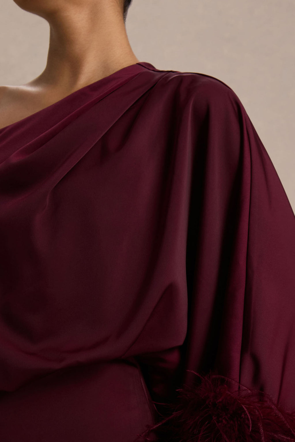 Felicity | Vestido Largo Burdeos de Satén con Escote Asimétrico, Plumas y Detalles Fruncidos