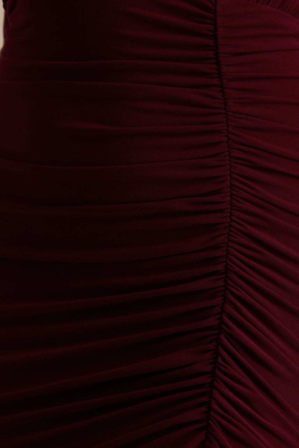 Command | Vestido largo burdeos con escote profundo y abertura frontal alta