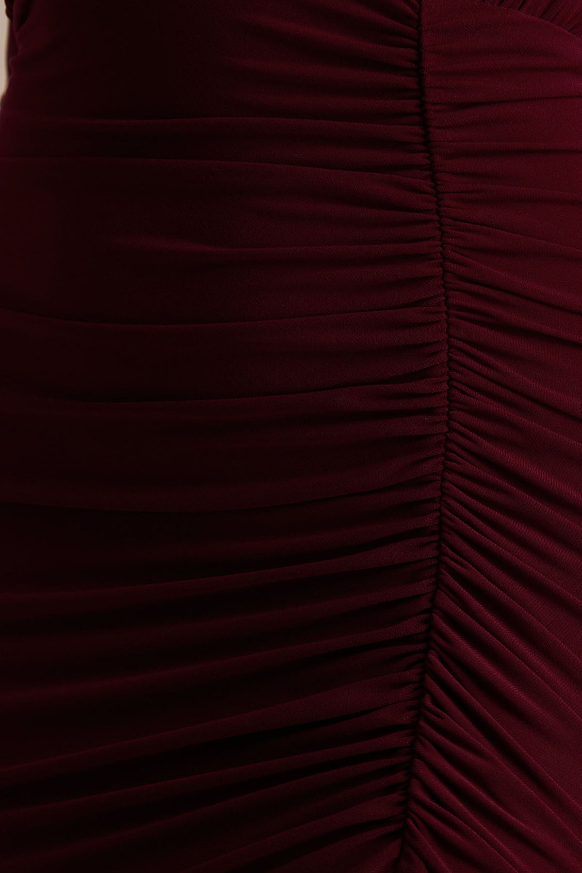 Command | Vestido largo burdeos con escote profundo y abertura frontal alta