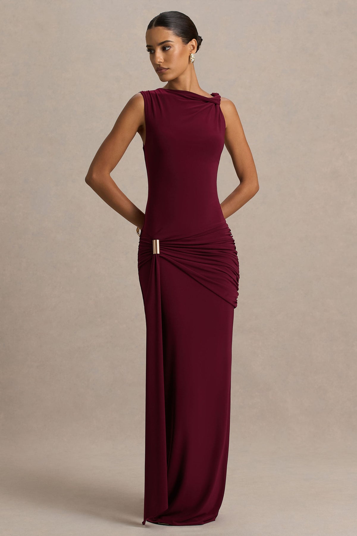 Decadence | Vestido largo burdeos de cuello alto con manga retorcida y detalle de lazo