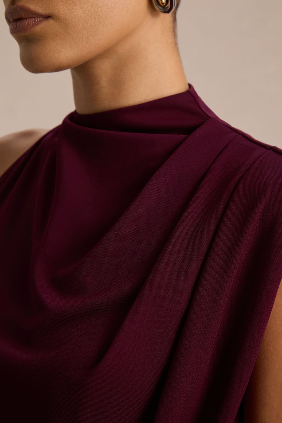Umaira | Vestido largo burdeos fruncido con cuello alto y detalle drapeado