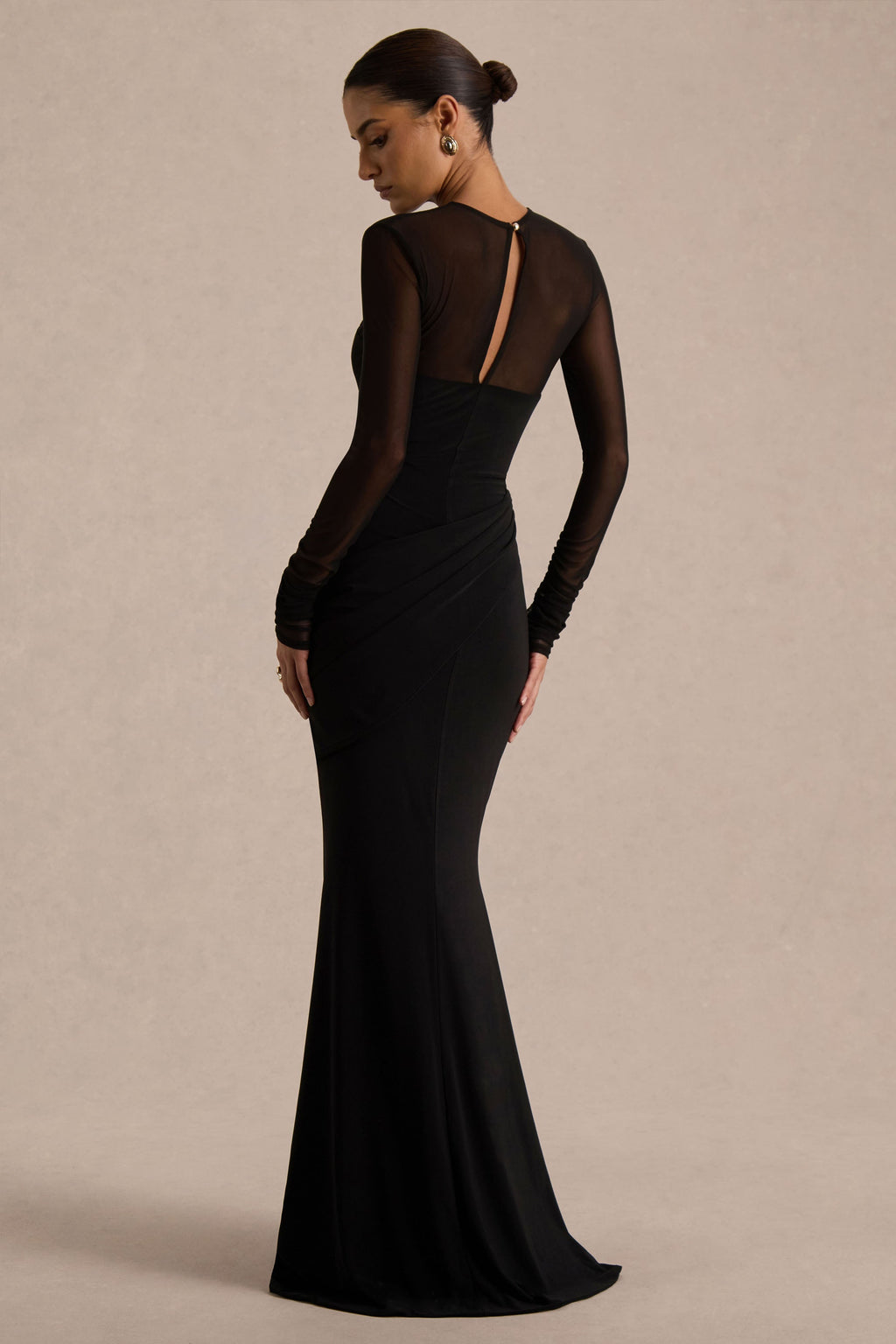 Deema | Vestido largo negro de punto con cuello alto, manga larga y fruncido