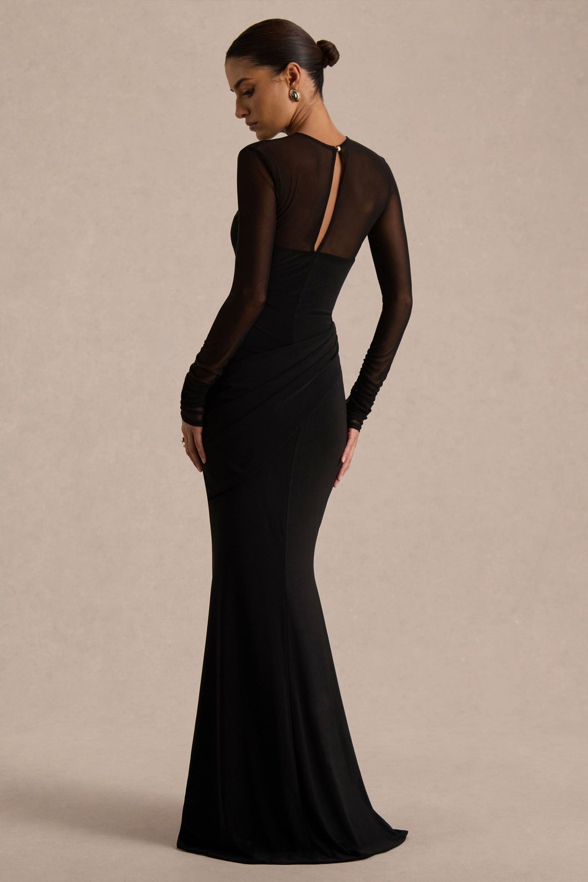 Deema | Vestido largo negro de punto con cuello alto, manga larga y fruncido