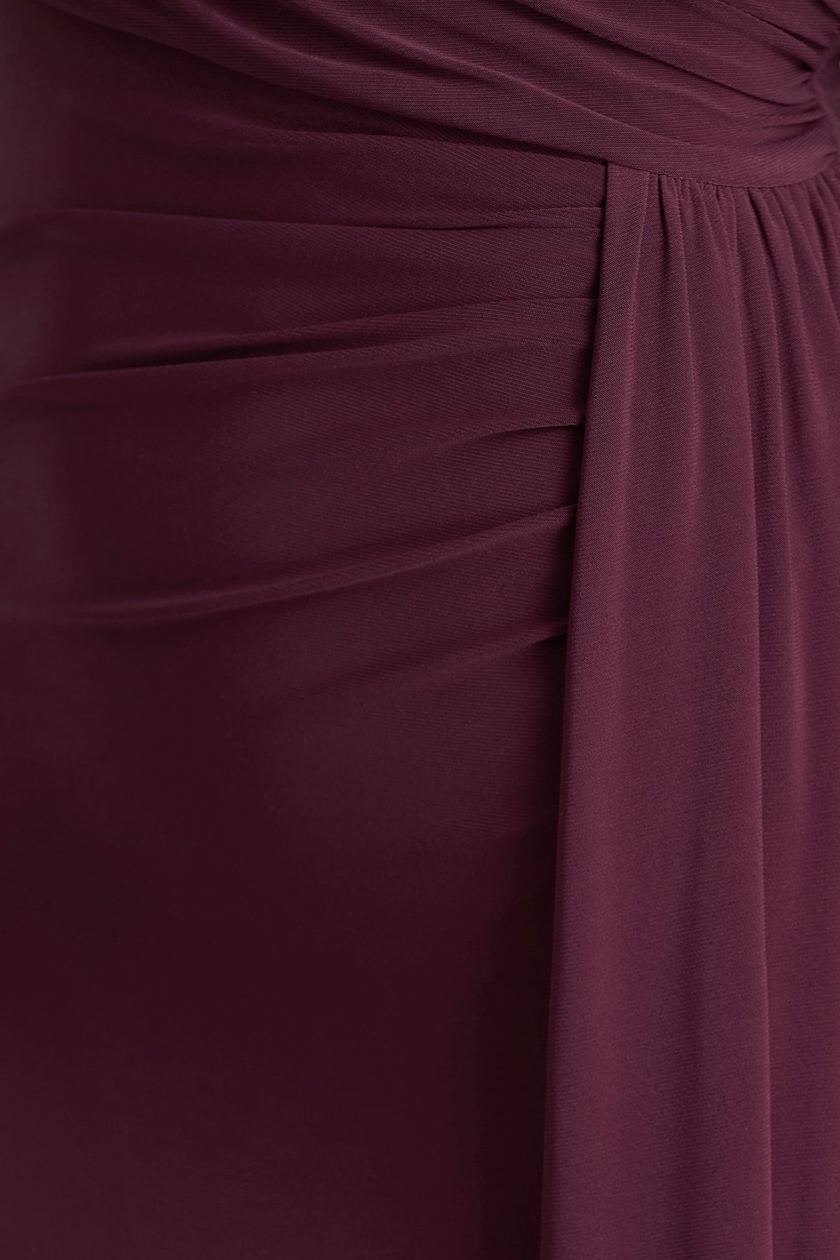 Anticipation | Vestido largo burdeos con mangas largas y detalle de capa y fruncidos