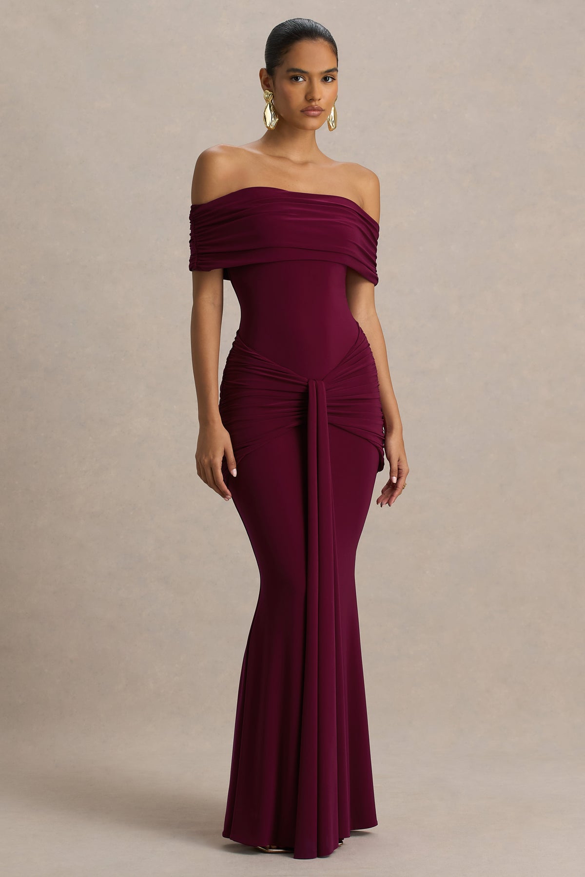 Envisioned | Vestido largo burdeos con escote Bardot y detalles fruncidos y drapeados