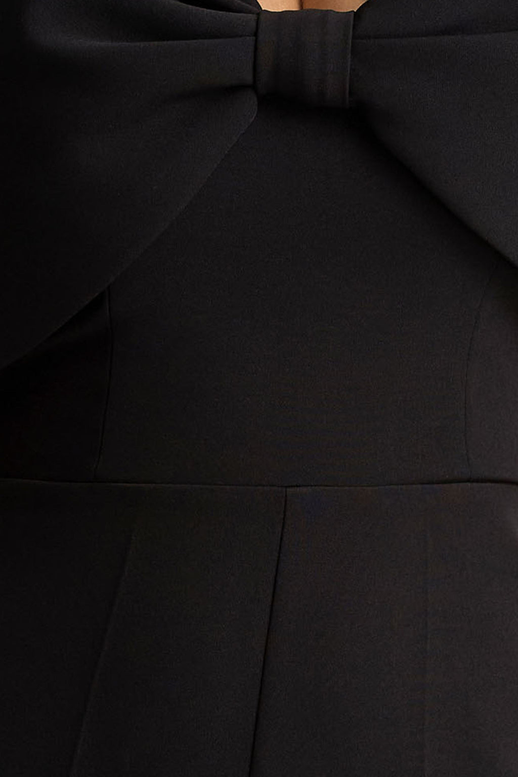 Vivid | Mono negro con escote pronunciado y detalle de lazo