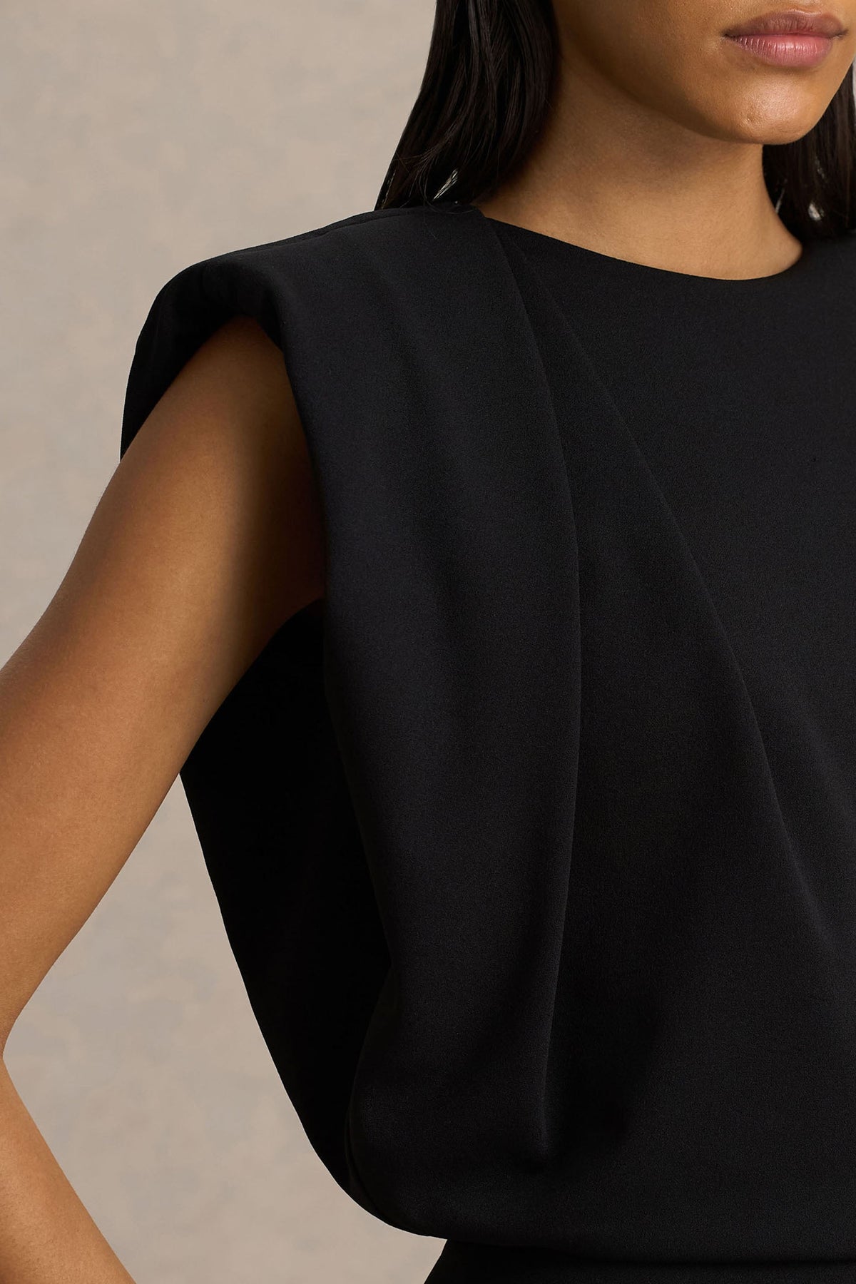 Tiff | Mono negro de cuello alto con detalle drapeado