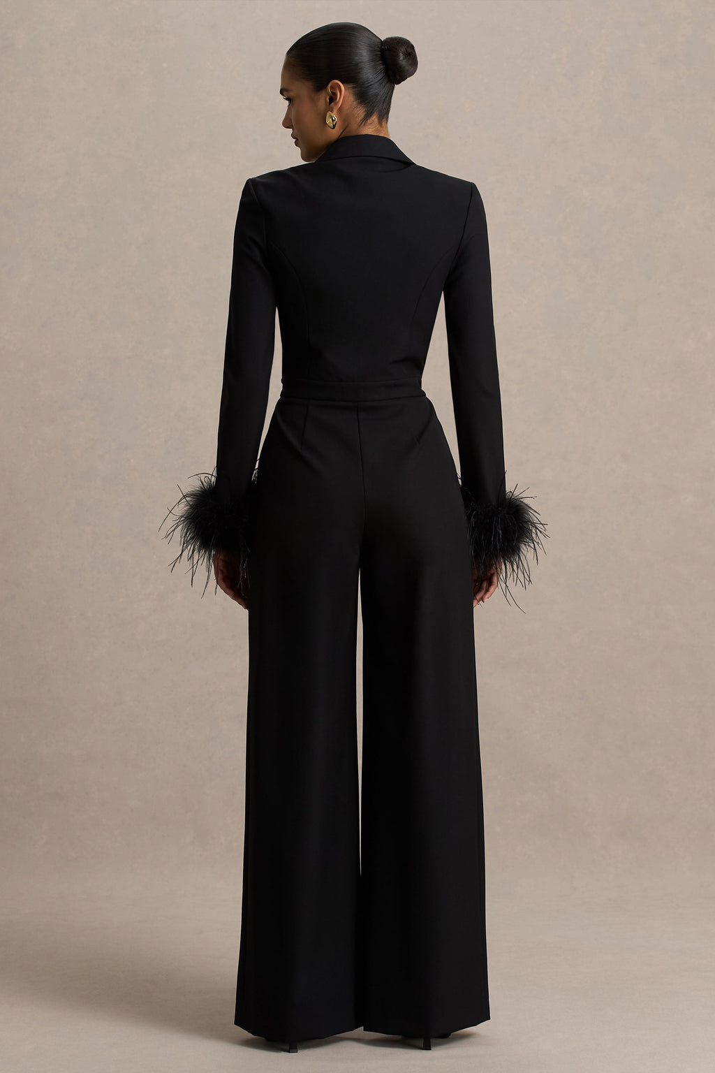 Lissy | Mono negro con escote en V y mangas adornadas con plumas