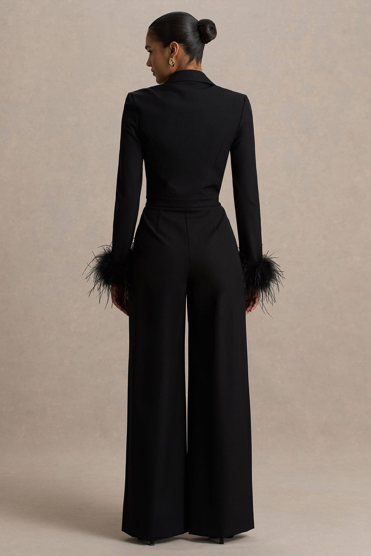 Lissy | Mono negro con escote en V y mangas adornadas con plumas