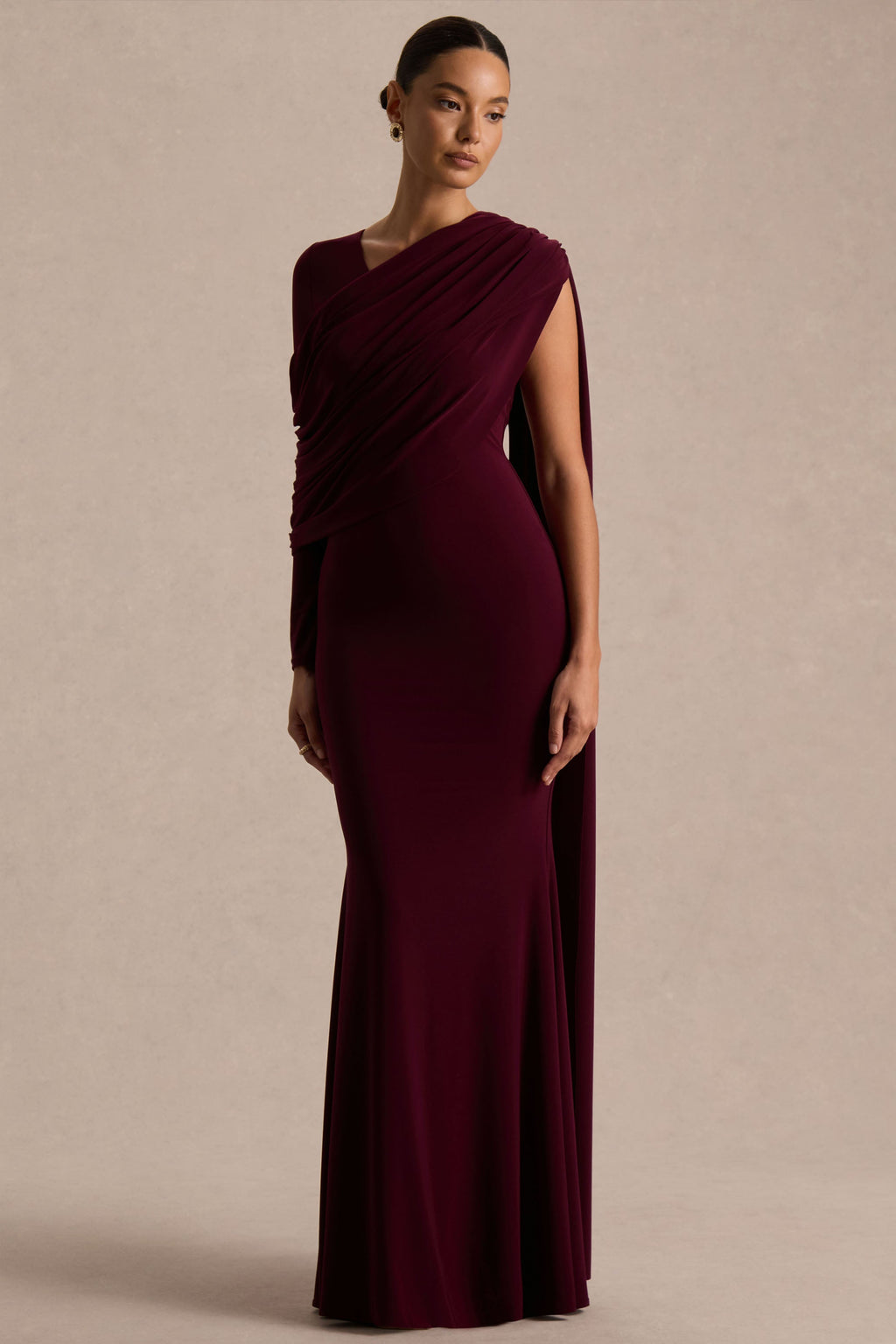 Rubelle | Vestido largo burdeos con escote asimétrico y detalle drapeado