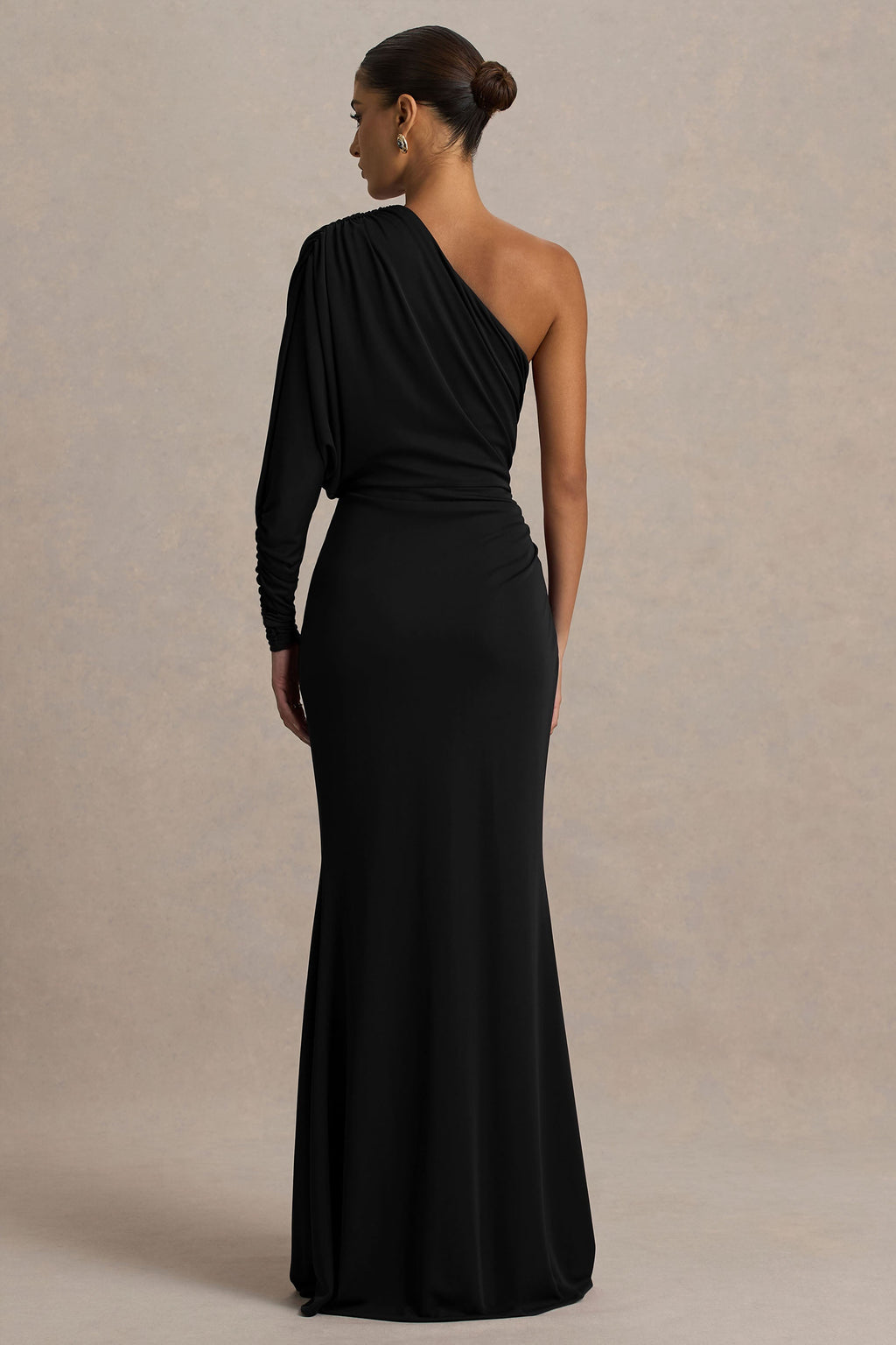 Lola | Vestido largo asimétrico negro con detalles fruncidos y abertura frontal alta