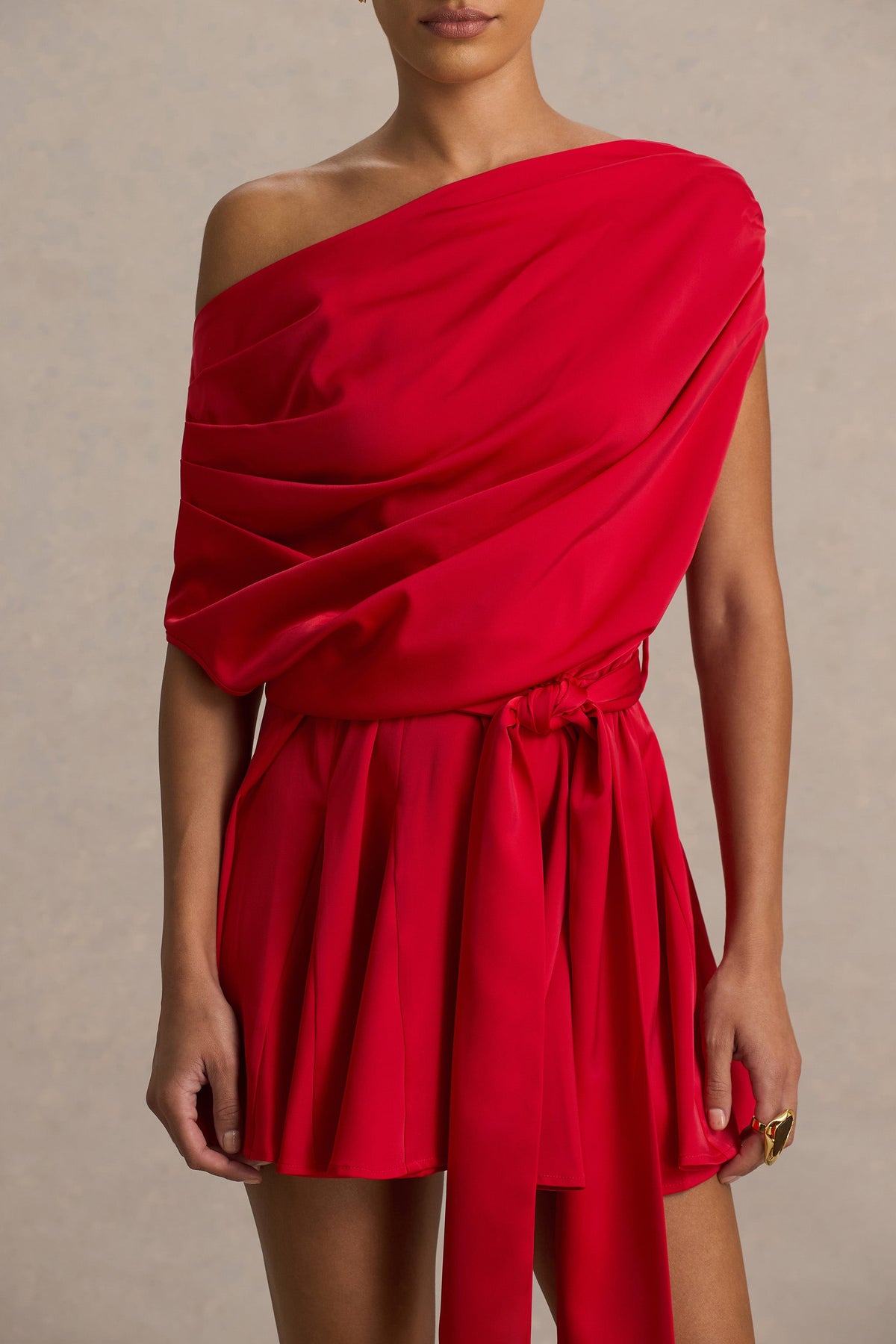 Clydie | Vestido corto con escote asimétrico y drapeado en rojo